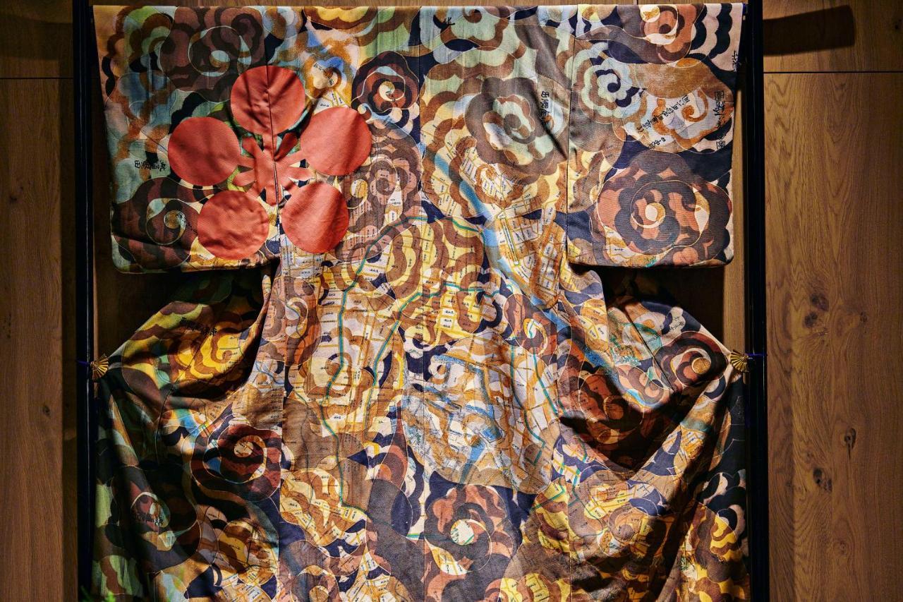 Hyatt Centric Kanazawa Dış mekan fotoğraf A silk fabric