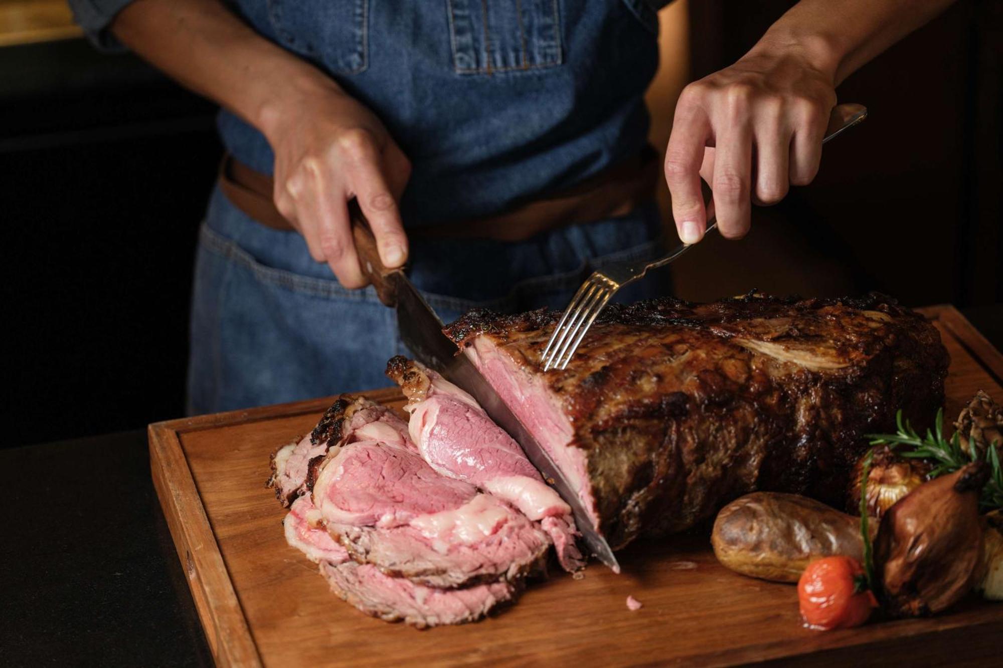 Hyatt Centric Kanazawa Dış mekan fotoğraf Slicing a roast