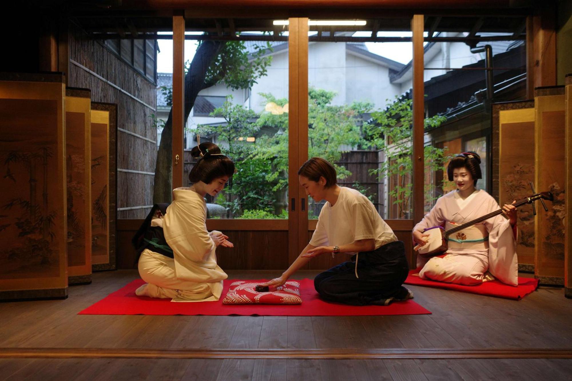 Hyatt Centric Kanazawa Dış mekan fotoğraf A scene from a traditional Japanese shamisen performance
